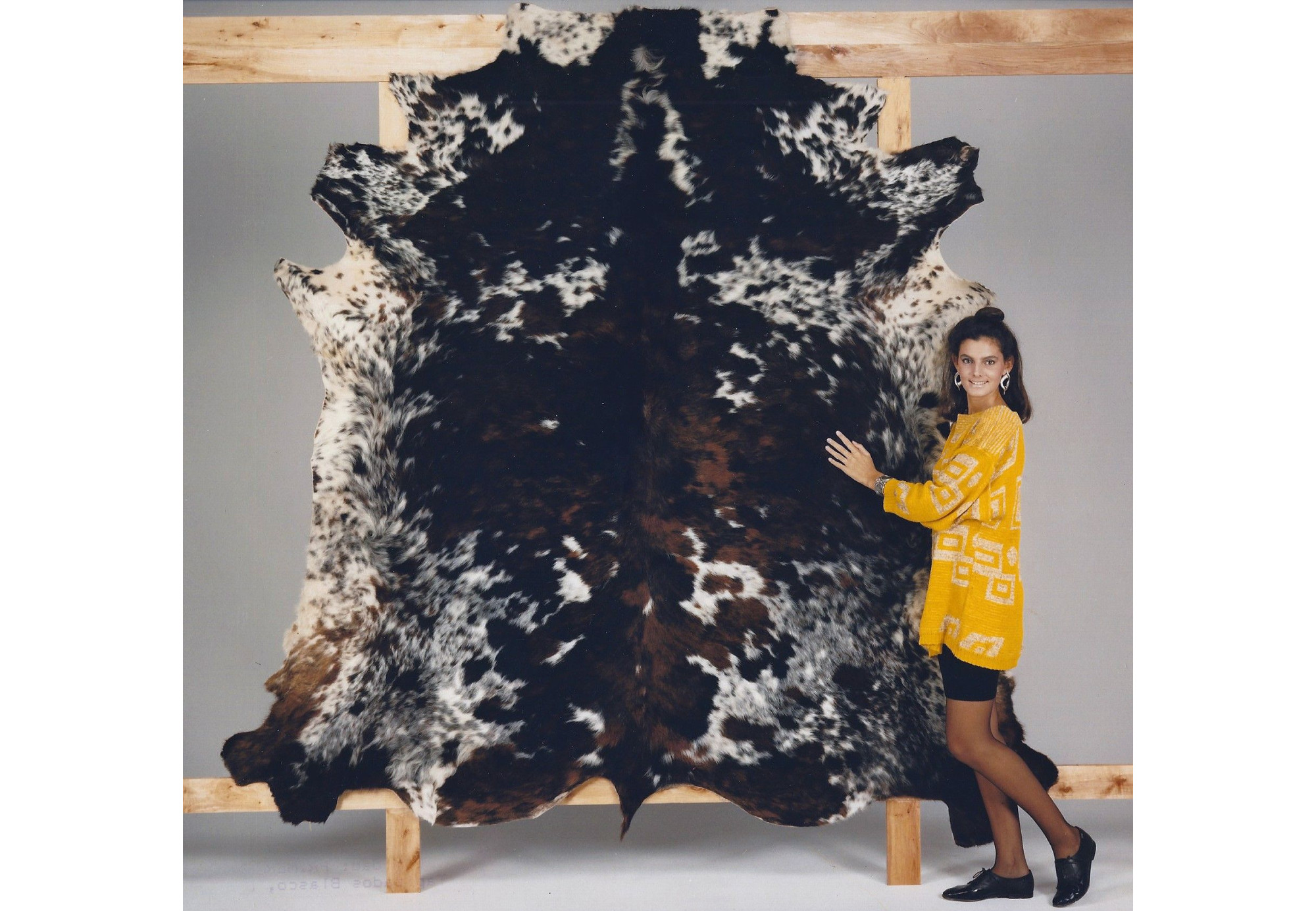 Alfombra de Piel de Toro Normando fabricada en España