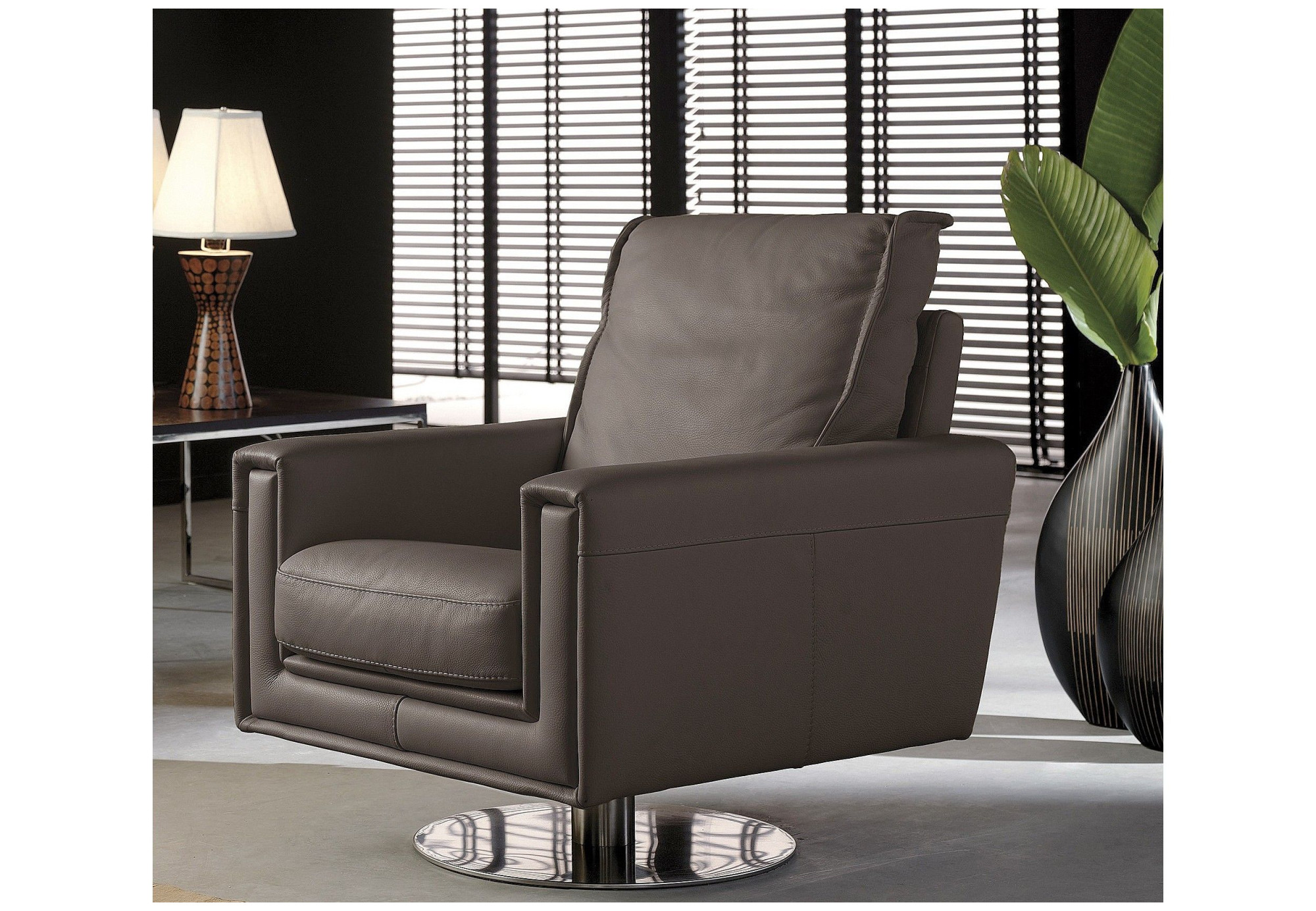 Sillón giratorio en cuero natural Peter | Sillón giratorio de piel