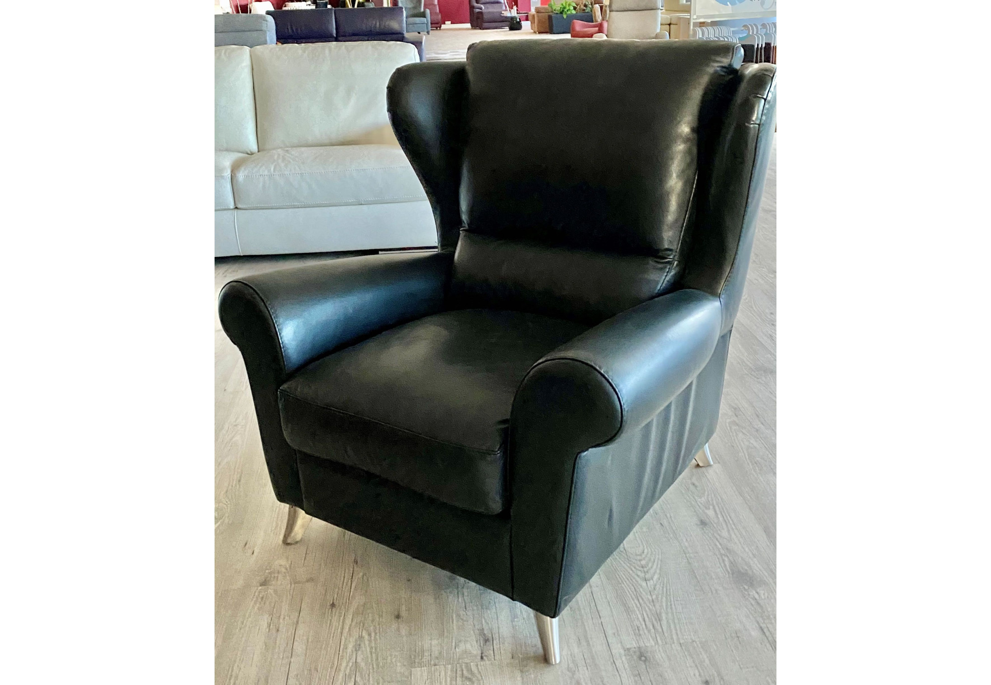 Butaca orejera moderna piel natural PITO | Butacas de piel | Sofahogar